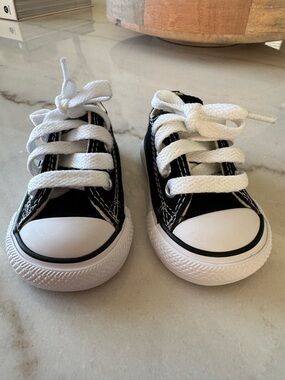 Converse Chuck Taylor All Star Toddler Size 2 Black Low Top Sneakers EUC w/ Box